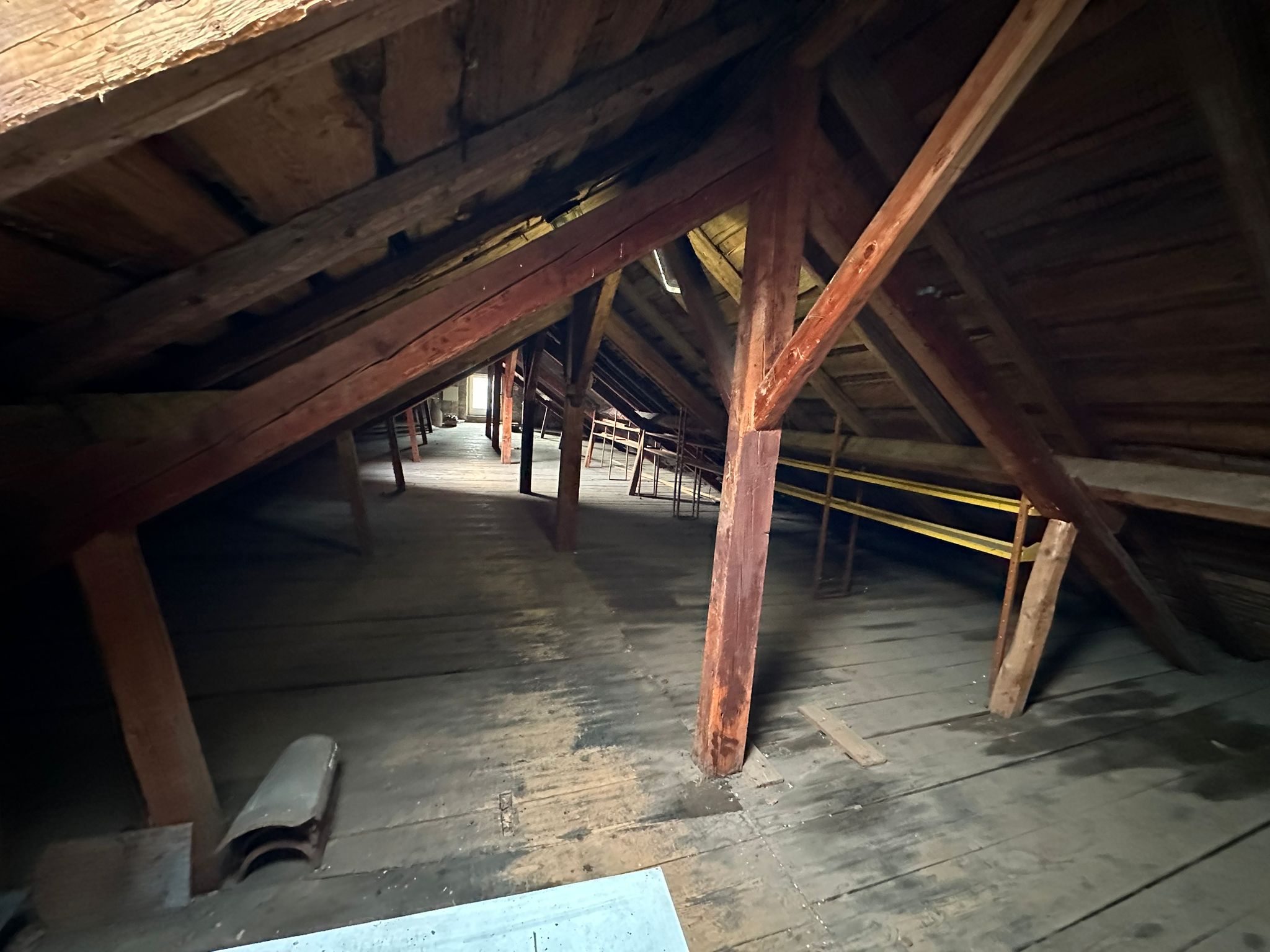Dachboden mit rot bemalten Holzbalken